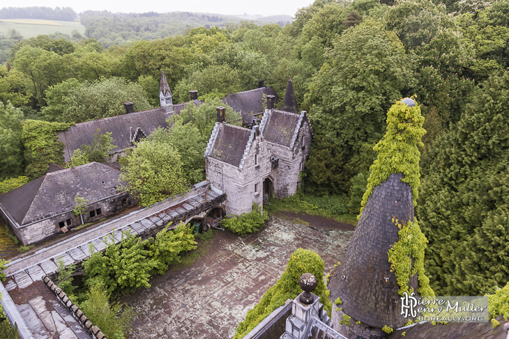 Ecuries et dépendances du château Noisy Miranda depuis les toits