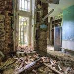 Effondrement du plafond et couloir coloré du château Noisy en HDR