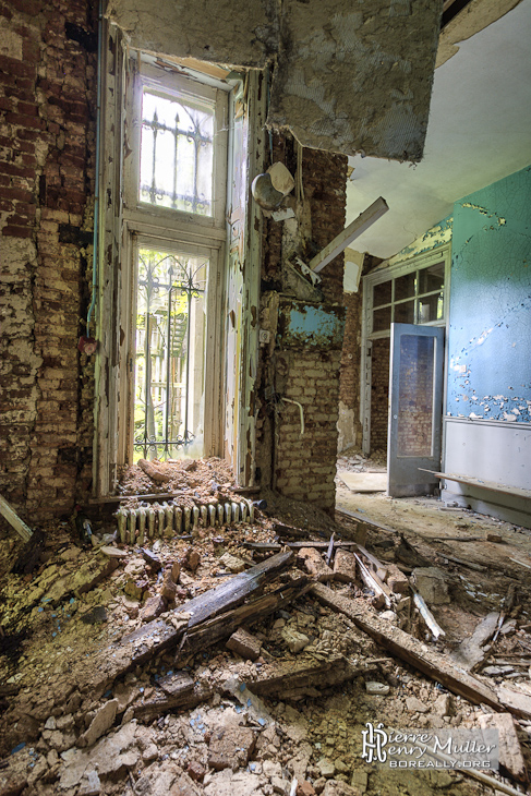 Effondrement du plafond et couloir coloré du château Noisy en HDR