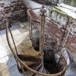Escalier en colimaçon menant au sommet de la tour centrale du château Noisy