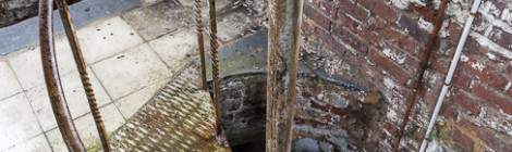 ...Le dernier escalier menant au sommet de la tour centrale du ch&acirc;teau Noisy Miranda est un escalier en colima&ccedil;on m&eacute;tallique....