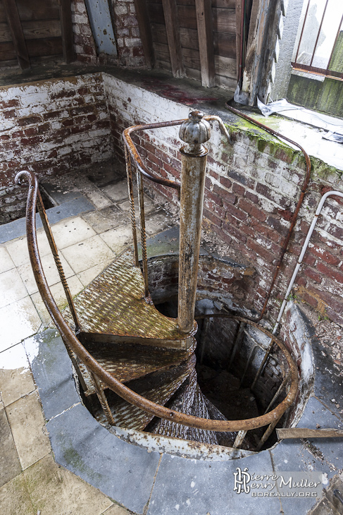 Escalier en colimaçon menant au sommet de la tour centrale du château Noisy