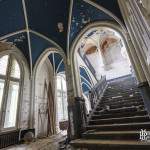 Escalier principal du château Noisy avec plafond bleu en croisée d'ogive