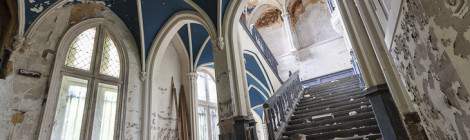 ...L&rsquo;escalier principal du Ch&acirc;teau Noisy Miranda avec son plafond bleu et ses vo&ucirc;tes en crois&eacute;e d&rsquo;ogive....