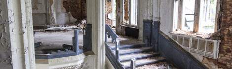 ...Cette partie du Château abandonné de Noisy Miranda comporte des plafonds en voûte avec croisée d’ogive bleu à l’étage et rouge au rez de chaussée. L’escalier possède une rampe bleue de type marbre bleu....