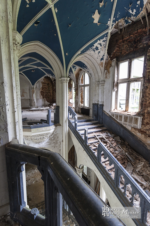 Escalier et voûte bleue du Château abandonné de Noisy Miranda