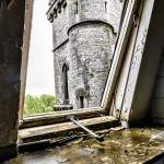 Intérieur extérieur avec vue sur la tour centrale du château Noisy Miranda en HDR