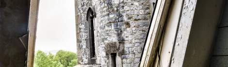 ...Vue intérieur extérieur avec vue sur la tour centrale du château du Home de Noisy Miranda en HDR....
