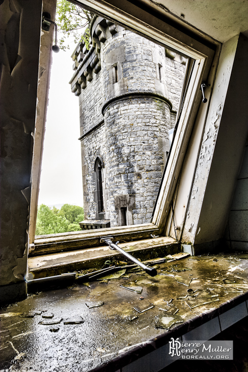 Intérieur extérieur avec vue sur la tour centrale du château Noisy Miranda en HDR