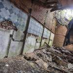 Mur délabré et toit effondré au château de Noisy Miranda en HDR