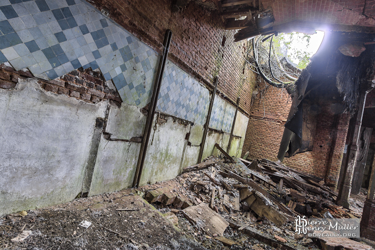 Mur délabré et toit effondré au château de Noisy Miranda en HDR