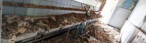 ...Les murs devenant friable &agrave; cause de la m&eacute;rule, ces derniers tombent en morceaux sur cette salle de bain collective avec ses lavabos accol&eacute;s....