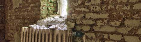 ...Photo HDR d’une pièce délabrée avec radiateur en fonte et fenêtre au château Noisy Miranda....