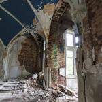 Plafond avec voûte en croisée d'ogive bleu et murs mangé par la mérule