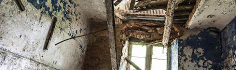 ...Effondrement par le plafond dans une pi&egrave;ce du ch&acirc;teau Noisy Miranda....