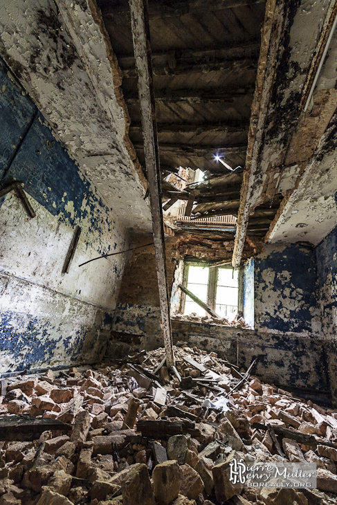 Plafond effondré dans une pièce du château Noisy Miranda