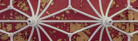 ...Vue symétrique du plafond rouge du salon du château de Noisy Miranda....