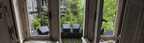 ...Porte fen&ecirc;tre dans un bureau du ch&acirc;teau donnant sur un balcon avec cr&eacute;neaux de type ch&acirc;teau fort....