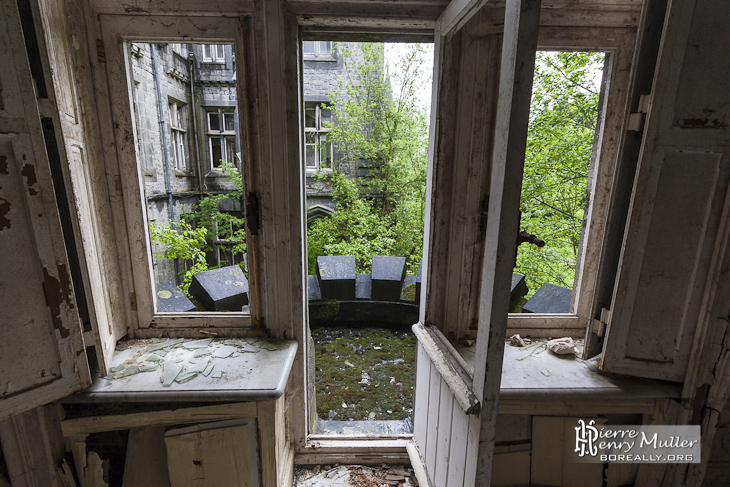 Porte fenêtre donnant sur balcon du château Noisy Miranda