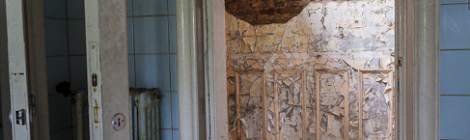 ...Les ravages causés par le champignon de la mérule est visible sur le mur, la pierre est rongée et se désagrège lentement. Le château est devenu vraiment instable ces dernières années....