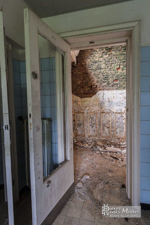 Ravage du champignon des pierre la mérule au château Noisy Miranda