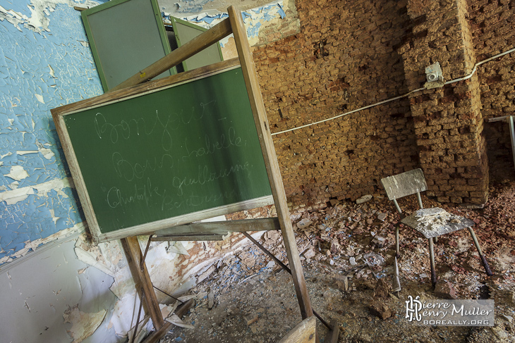 Salle de classe avec tableau à craie au Home de Noisy Miranda