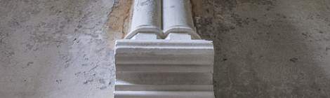 ...Ce pilier se situe dans l’escalier principal du château Noisy Miranda et comporte en dessous une sculpture d’un homme à barbe avec un glaive....