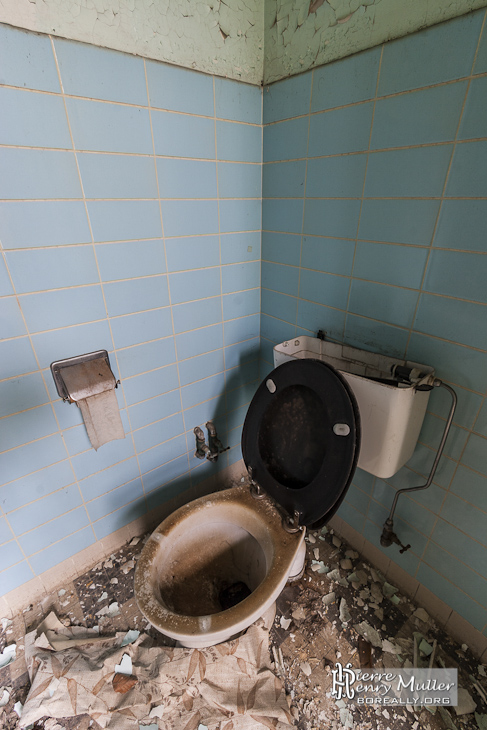 Toilettes abandonnés dans le château Noisy Miranda