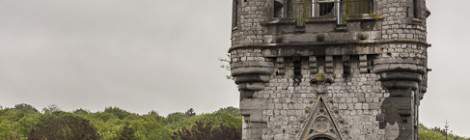 ...La tour centrale du château]}** de Noisy Miranda vue depuis les toits avec la forêt alentour....