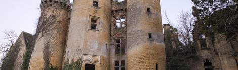 ...Château abandonné Saint Vincent le Paluel qui servit de lieu de tournage du film « Le Tatoué » avec Louis de Funès et Jean Gabin....