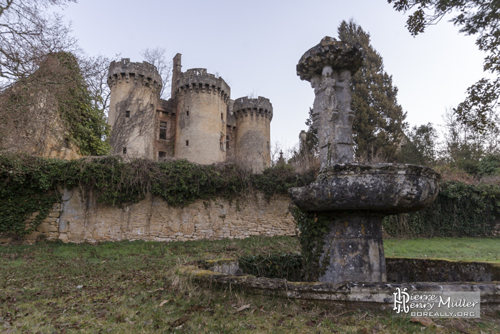 Château de Saint Vincent le Paluel et sa fontaine