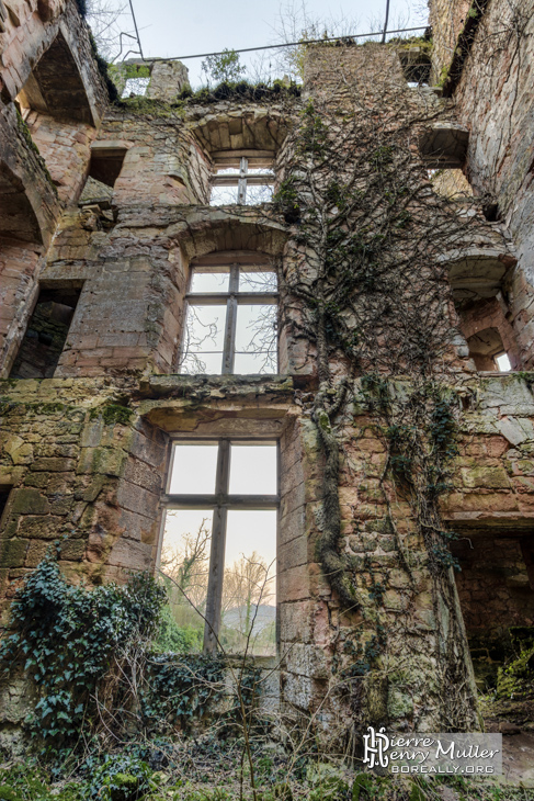 Intérieur du château abandonné sans paliers