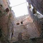 Intérieur du château en ruine sans paliers