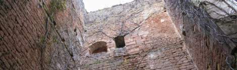...Intérieur du château en ruine sans paliers....