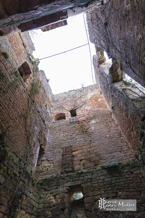 Intérieur du château en ruine sans paliers