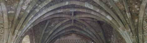 ...Salle à manger avec cheminée et construction type église....