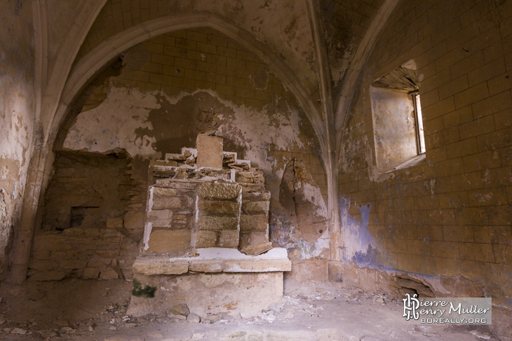 Salle en ruine au château abandonné Saint Vincent le Paluel