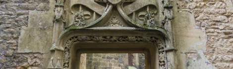 ...Sculpture de l’encadrement d’une porte du château...