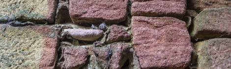...Texture de pierre roses du château résultant de l’incendie de Juin 1944....