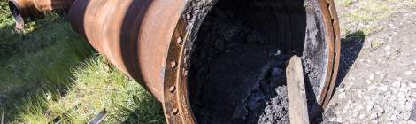 ...La friche industrielle de la cokerie d’Anderlues en cours de démantèlement laisse au sol des tuyaux remplis de résidus chimiques....