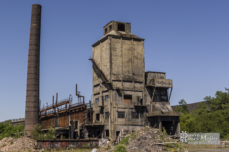 Fours, cheminée et stockage du charbon