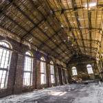 Hangar en bois et vitres anciennes à la cokerie