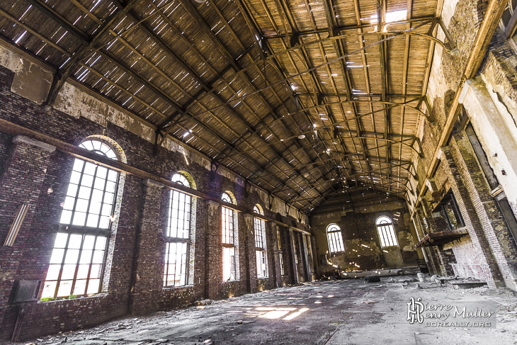 Hangar en bois et vitres anciennes à la cokerie