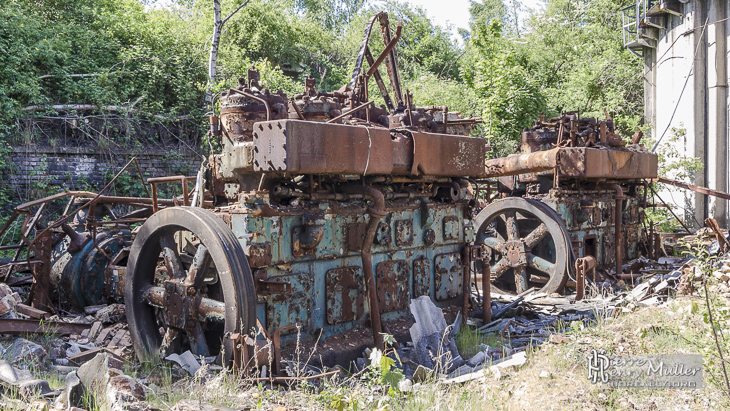 Moteurs industriels en attente de ferraillage