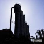 Ombre silos industriels dans la friche de la cokerie