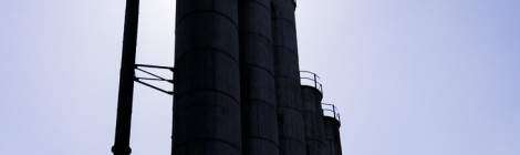 ...Ombre silos industriels dans la friche de la cokerie....