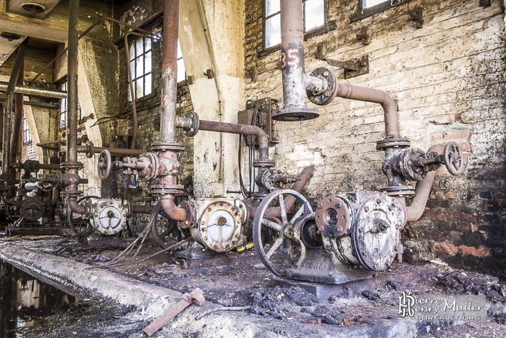 Pompes hydrauliques rouillée dans la friche industrielle