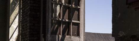 ...Porte en bois d&rsquo;un hangar de la cokerie Anderlues....