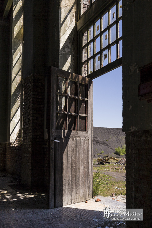 Porte en bois d'un hangar de la cokerie Anderlues