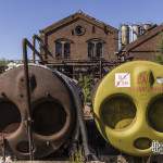 Réservoirs devant un bâtiment en brique de la friche